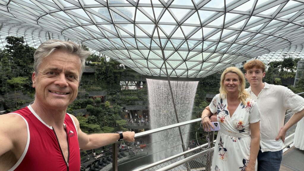 Flug nach Singapur zum Jewel und Entspannen im Crown Plaza bis Abflug nach Helsinki 